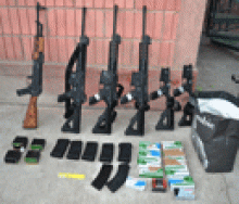 Varias armas de fuego y paquetes de municiones.