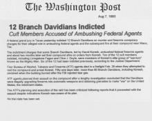 Artículo de The Washington Post, fechado el 7 de agosto de 1993, con el titular 12 Davidianos de la Rama acusados; miembros del culto acusados de emboscar a agentes federales
