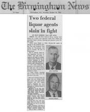 Artículo del periódico Birmingham News con el titular, Dos agentes federales de licores asesinados en lucha