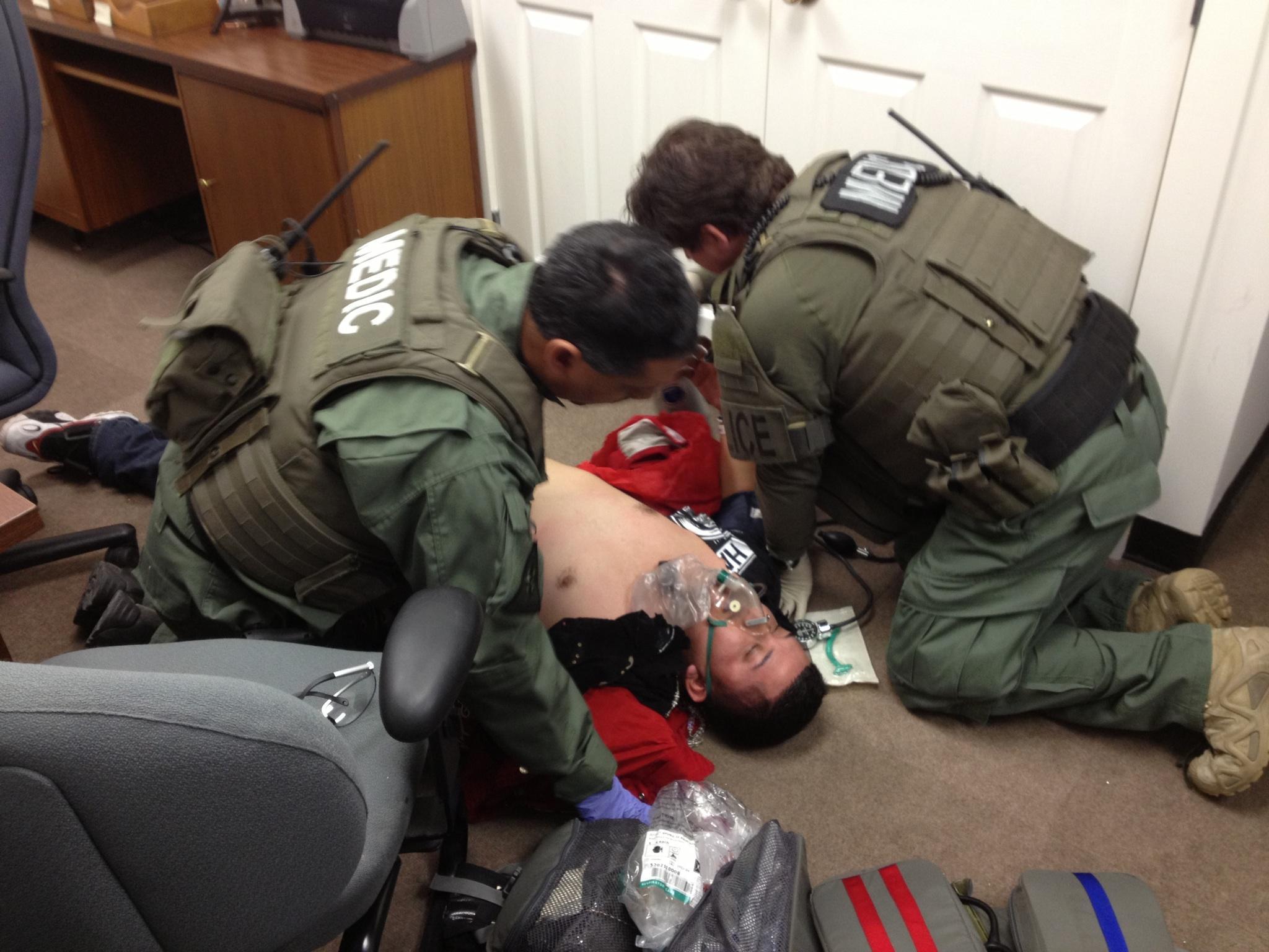 Los médicos del Equipo de Respuesta Especial tratan a un sospechoso herido durante una operación de arresto.