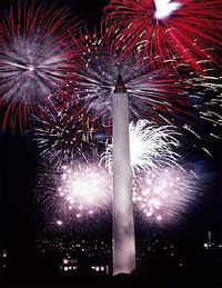 Imagen de fuegos artificiales en un monumento en el Distrito Federal
