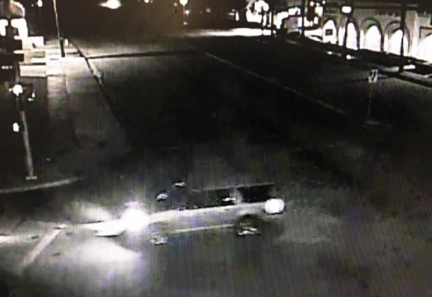 Image of the getaway SUV with the lights on