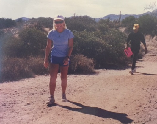 Nicole Strong camina por un sendero del desierto
