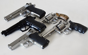 Imagen de cinco armas de fuego sobre una mesa