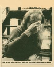 Imagen del socio del agente especial Rios, Nick Barone fumando un cigarrillo.