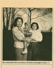 Imagen de la viuda del Agente Especial Rios, Elsie con su hijo Francisco y su hija Eileen