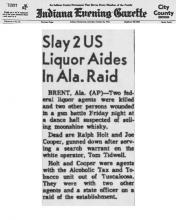 Artículo del periódico Indiana Evening Gazette con el titular, Asesinan a dos ayudantes de licor estadounidenses en una redada en Alabama