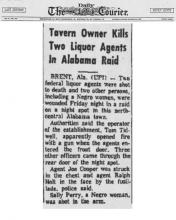Artículo del periódico Daily Courier con el titular, Dueño de taberna mata a dos agentes de licores en redada de Alabama